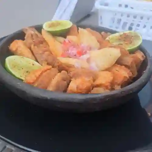 Chicharrones Crocantes con Bollo Frito