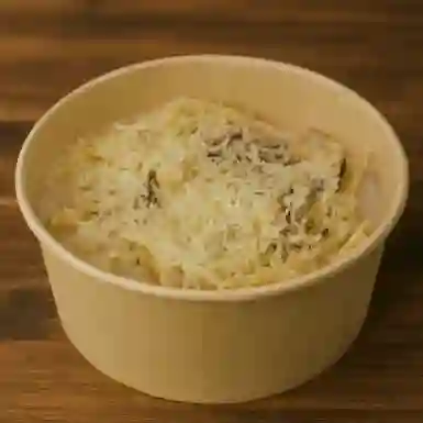 Pasta alfredo con pollo e funghi