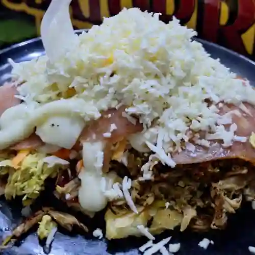Arepa Cabimera con Pollo Desmechado