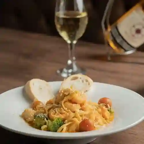 Pasta Camarón en Salsa Napolitana