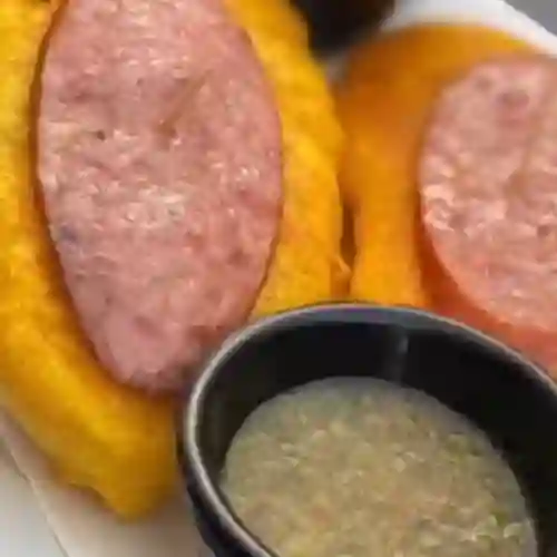 Papa Aborrajada con Salchichon