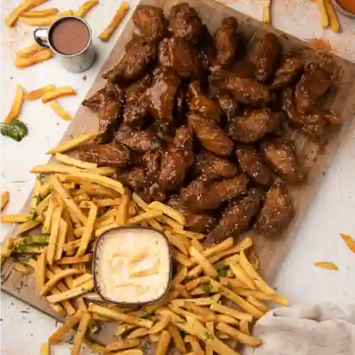 25 Alitas + Papas + Dip de Queso