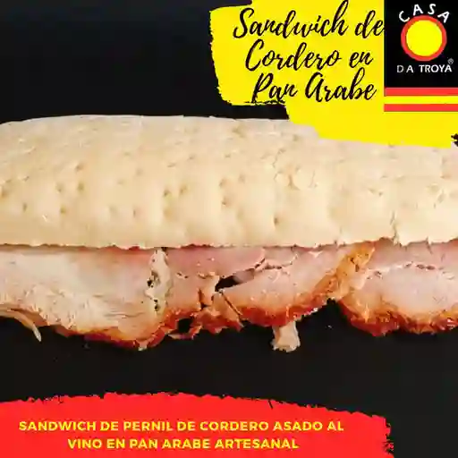 Sandwich de cordero en pan arabe