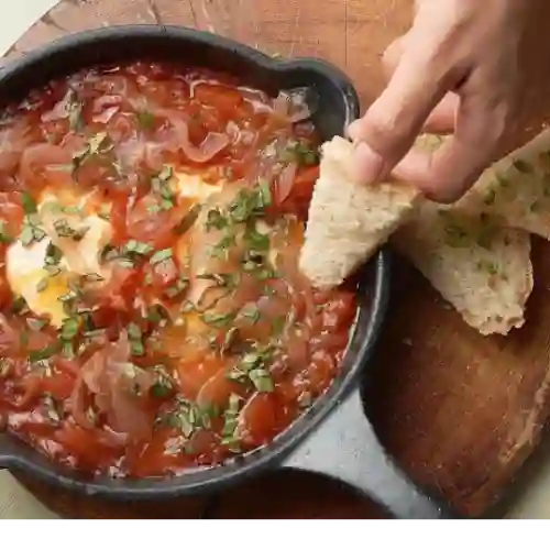 Huevos Shakshuka + Bowl de Frutas del Dia