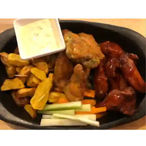 12 Alitas con Papas y Vegetales