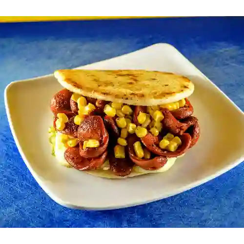 Arepa Rellena de Chorizo con Maíz