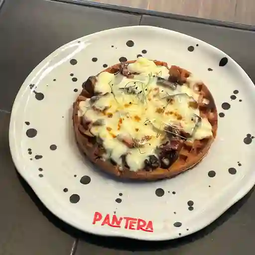 Waffle fundido de tocineta y champiñón