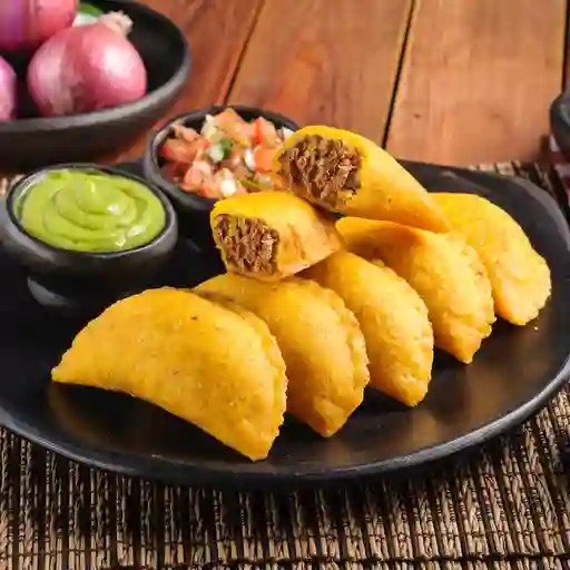 Empanada con Carne Desmechada