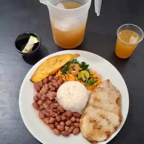 Cerdo Asado con Frijoles