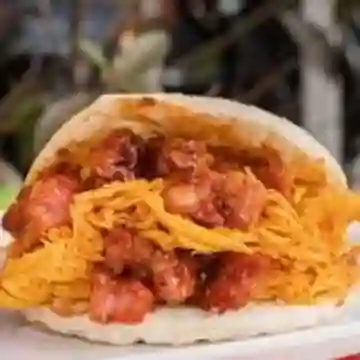 Arepa Rellenas con Pollo y Chorizo