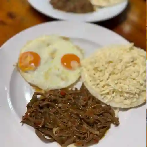 Carne desmechada con arepa y huevo