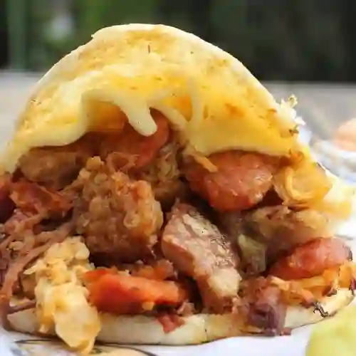 Arepa con Chicharrón