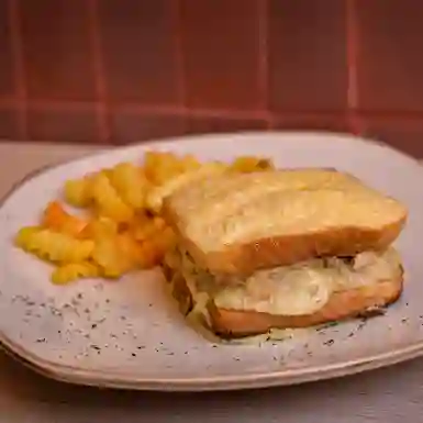 Sándwich Gratinado de Pollo y Champiñones