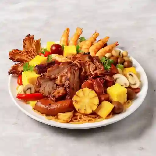 Pernil De Cerdo, Costilla Ahumada, Camarón, Chicharrón, Tocineta, Chorizo, Piña, Maicitos, Champiñones, Raices, Plátano Maduro Megafamiliar (10P)