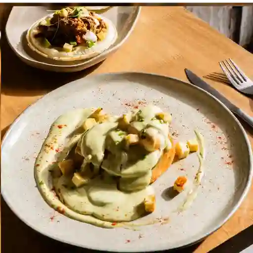 Arepa de coco y huevos pochados