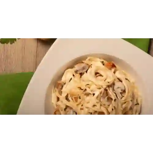 Spaguetti Pollo con Champiñones