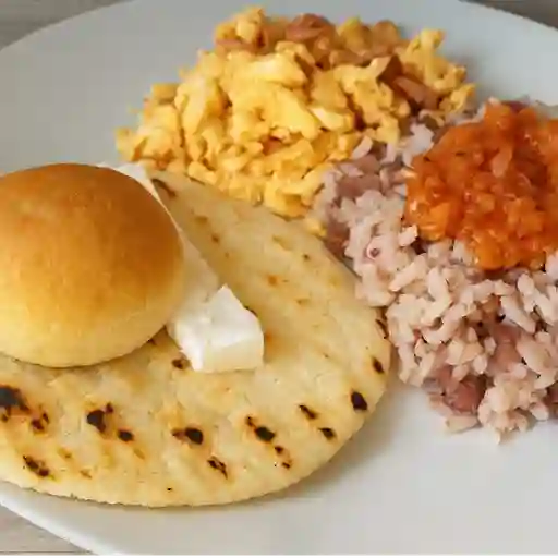 Desayuno con calentado y huevo al gusto