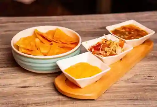 Nachos con Pollo Desmechado