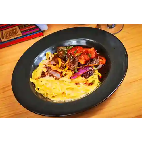 Fetuccini a la Huancaína con Lomo Saltad