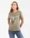 Camiseta Graphic Postal Verde Cerro Oscuro Talla S Chevignon