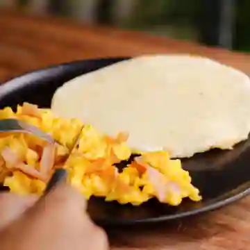 Arepa con Huevos y Jamón