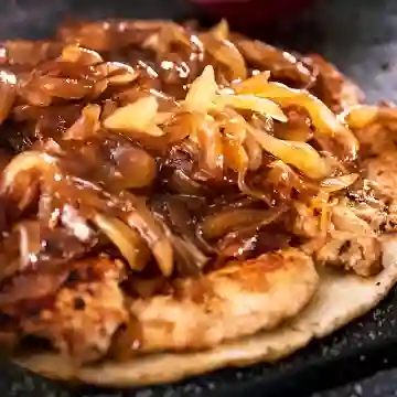 Arepa Cañón con Cebolla Caramelizada