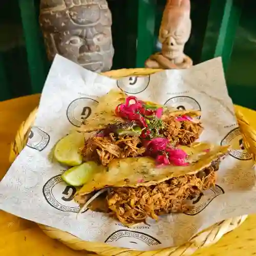 Tlayuda de Cochinita Pibil