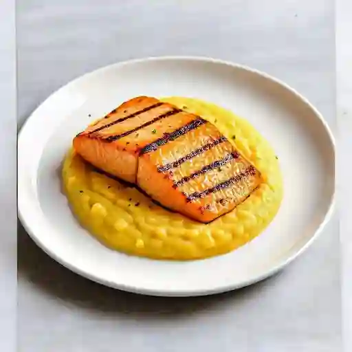 Salmon en Cama de Pure de Yuca