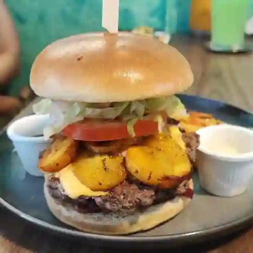 Combo Doble Deluxe Madurito y Gaseosa