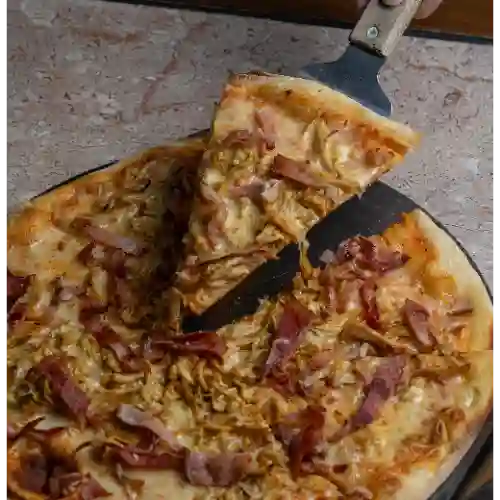 Pollo Tocineta Cebolla Caramelizada