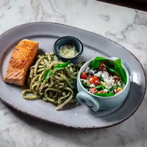 Pasta Almendra Pesto con Salmon Noruego