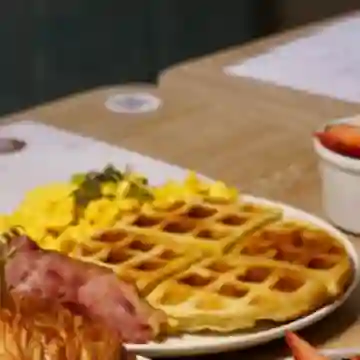 Waffle Tradicional con Huevo y Tocineta