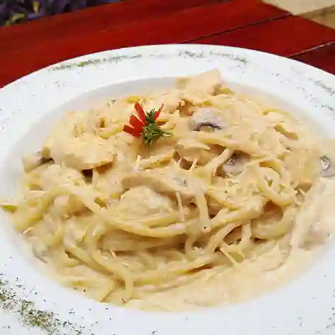 Spaghetti Crema con Pollo y Champiñones