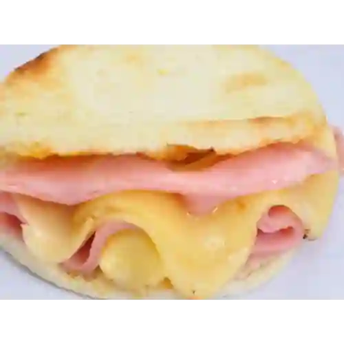 Arepa con Jamón y Queso