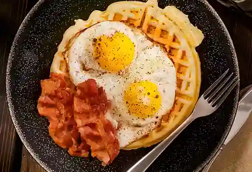 Waffle de huevo tocineta