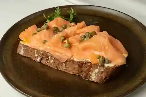 Tostada de Salmon