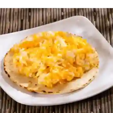 Desayuno arepa con huevos al gusto