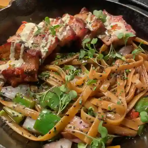 Tallarines con Panceta Crocante Al Wok