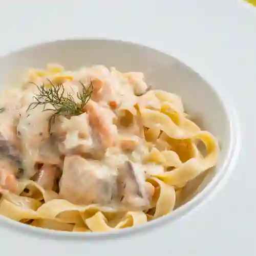 Pasta en Salsa de Salmón, Vodka y Eneldo