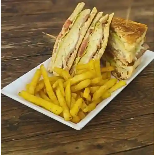 Club Sandwich + Papas + Coca Cola