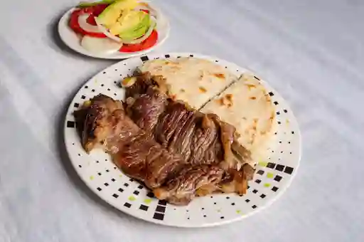 Carne a la Plancha con Arepa y Ensalada