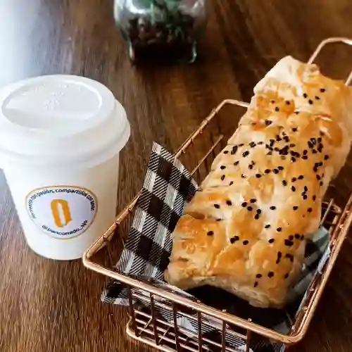 Pastel Jamon y Queso con Bebida Caliente