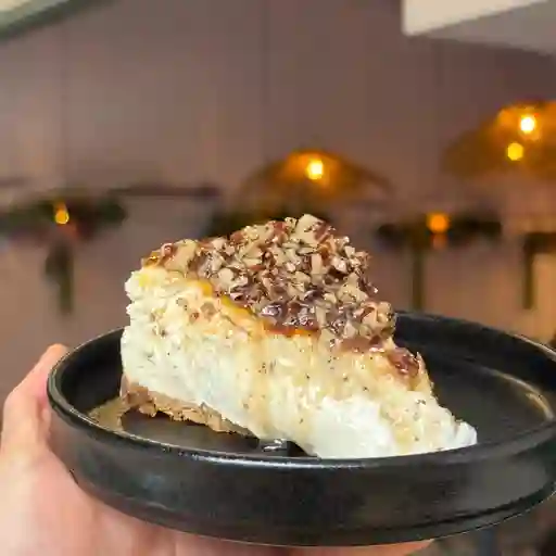 Porción tarta de queso caramelo y pecana