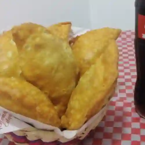 10 Empanaditas de Lechona + Bebida