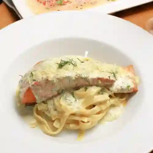 Fetuccine y Salmón en Salsa Menier y Eneldo