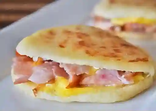 Arepa Cuadrada de Jamón y Queso