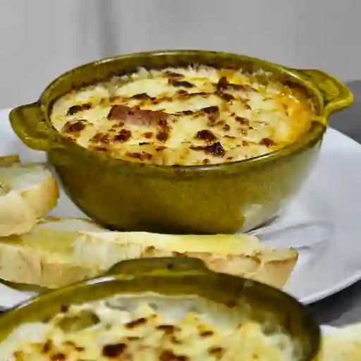 Pasta con pollo, jamón y champiñones