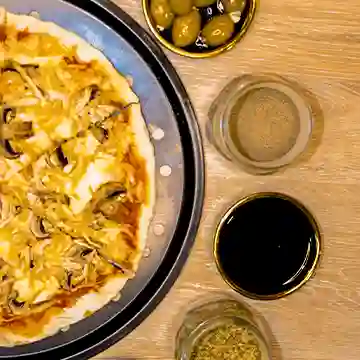 Pizza Champiñón y Pollo Mediana