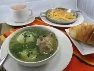 Caldo + ensalada + proteína + bebida 