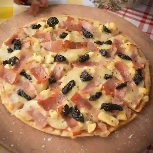 Pizza Tocineta y Ciruelas